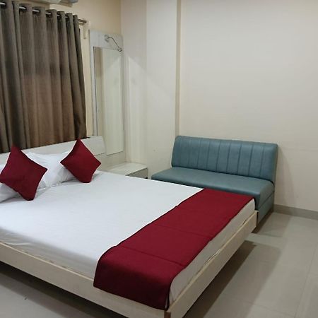 Hotel Tirupati Palace Indore Exteriör bild