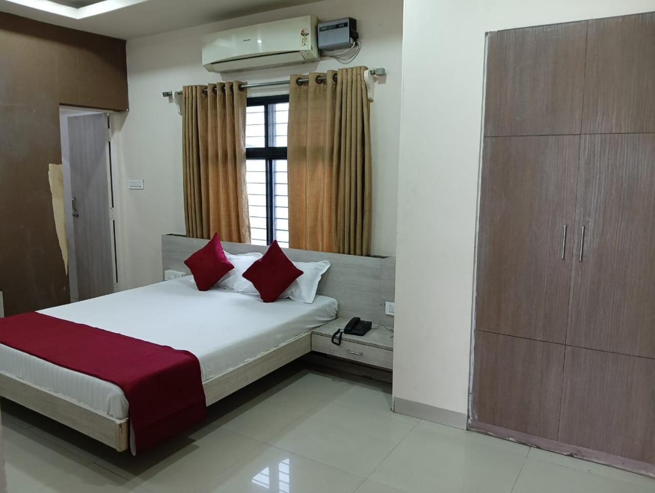Hotel Tirupati Palace Indore Exteriör bild