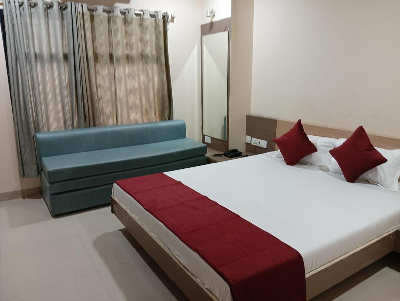 Hotel Tirupati Palace Indore Exteriör bild