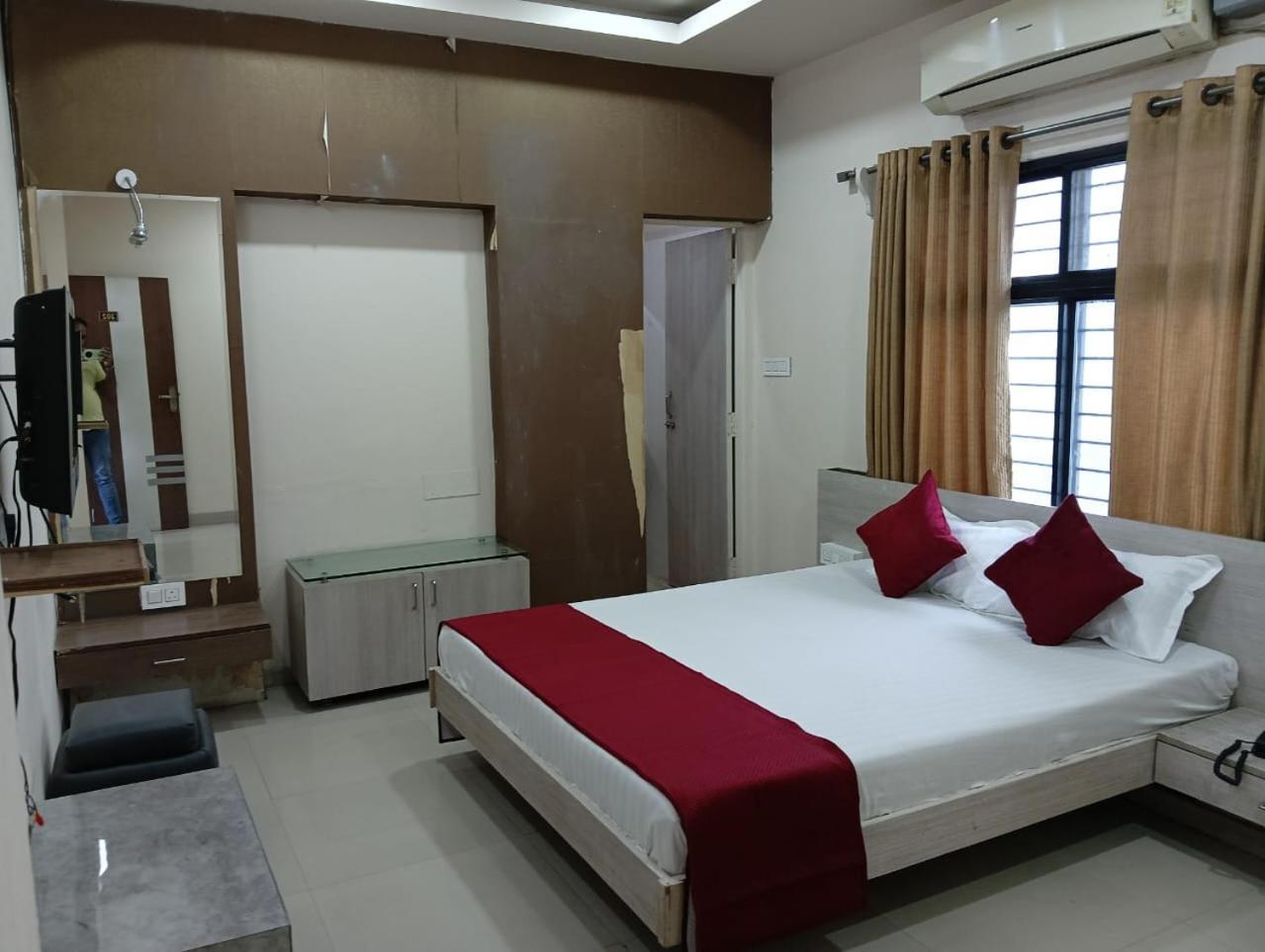 Hotel Tirupati Palace Indore Exteriör bild