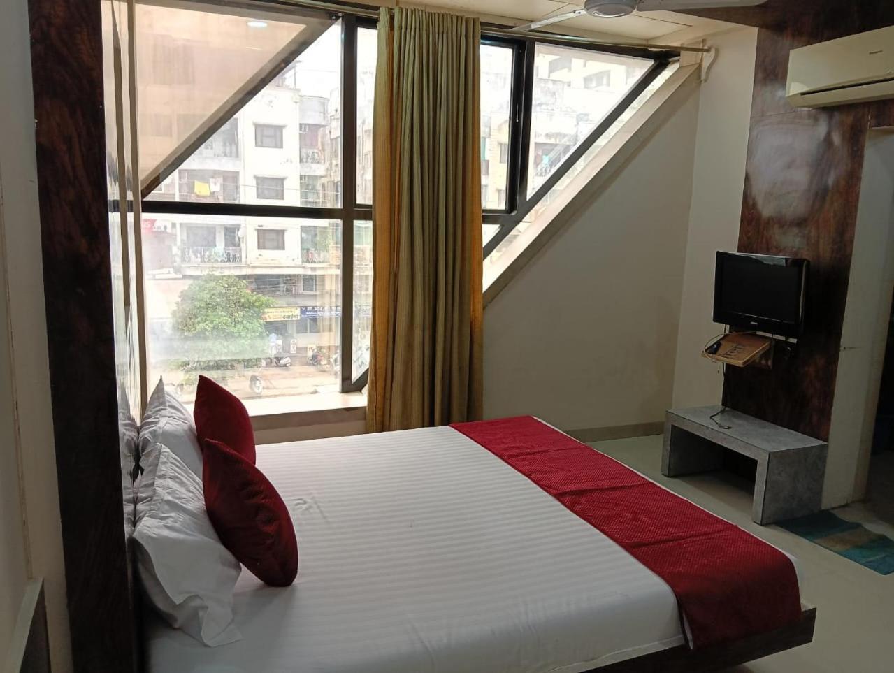 Hotel Tirupati Palace Indore Exteriör bild