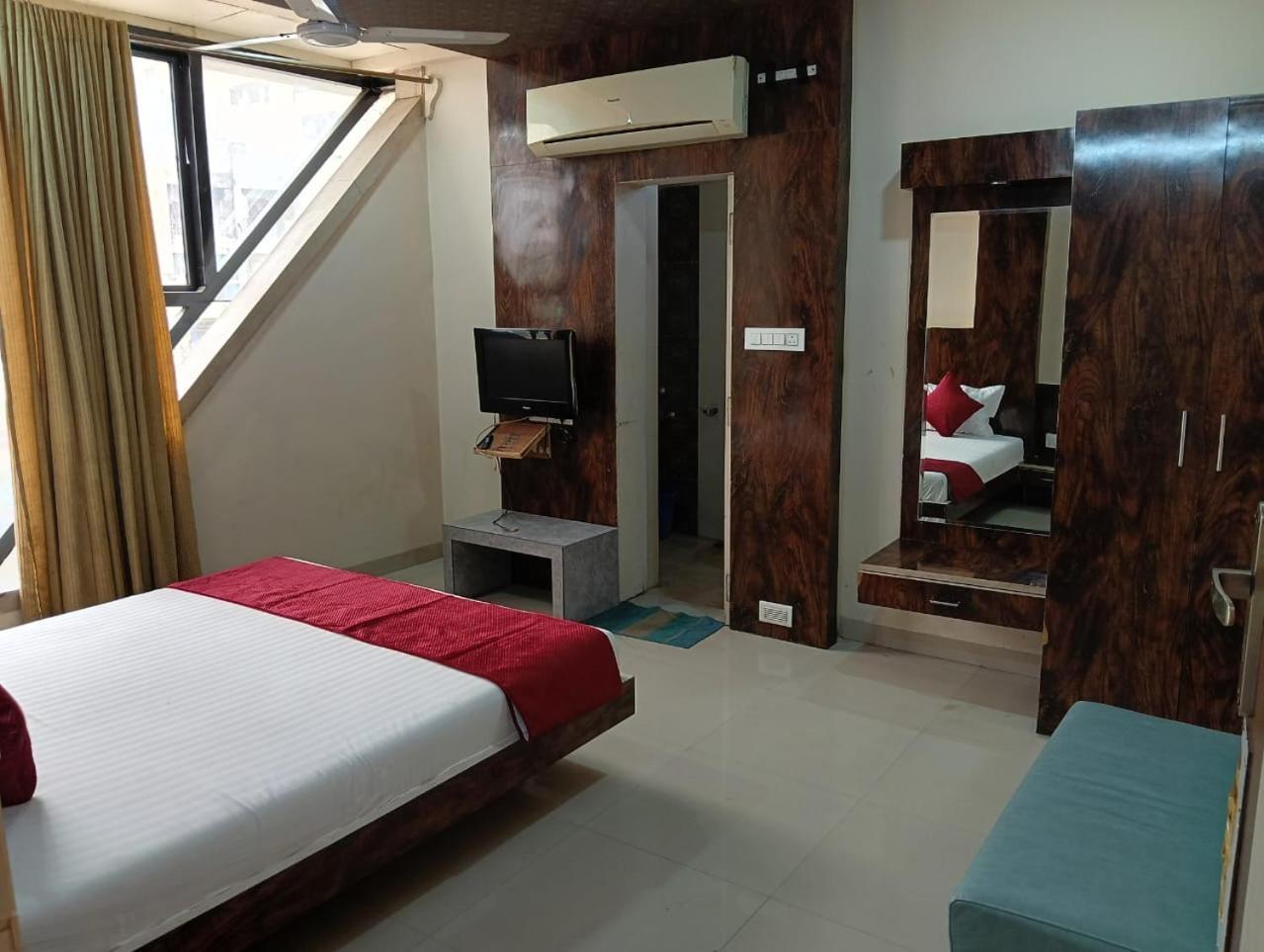 Hotel Tirupati Palace Indore Exteriör bild